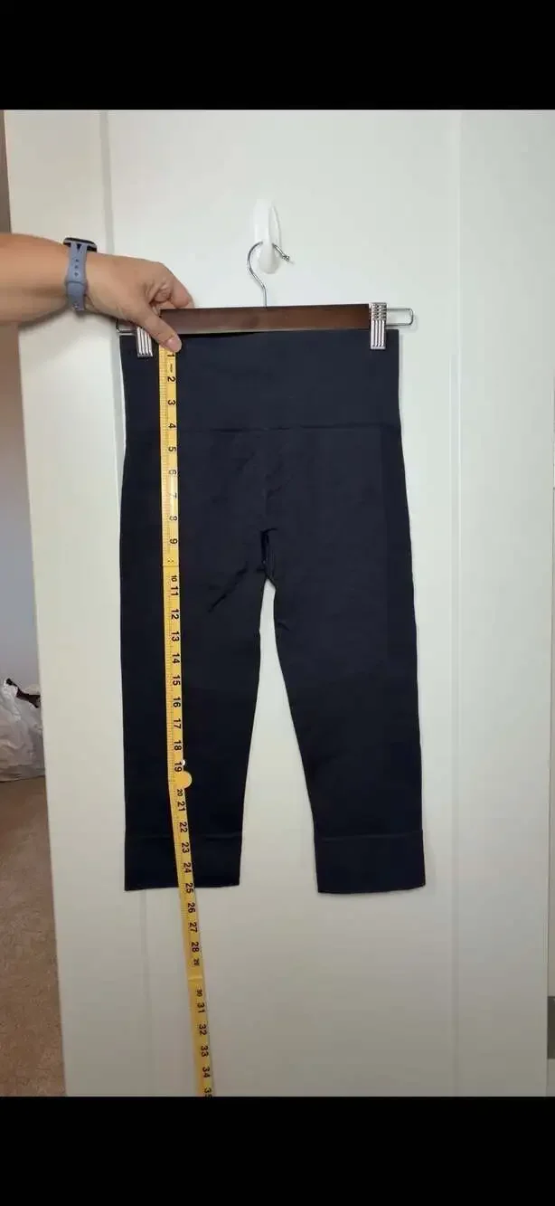 Lululemon Seamlessly Street Crop Black Seamless High-Rise Capri Leggings_A93